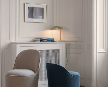 5321 Bordslampa på elementskydd med två fåtöljer i förgrunden