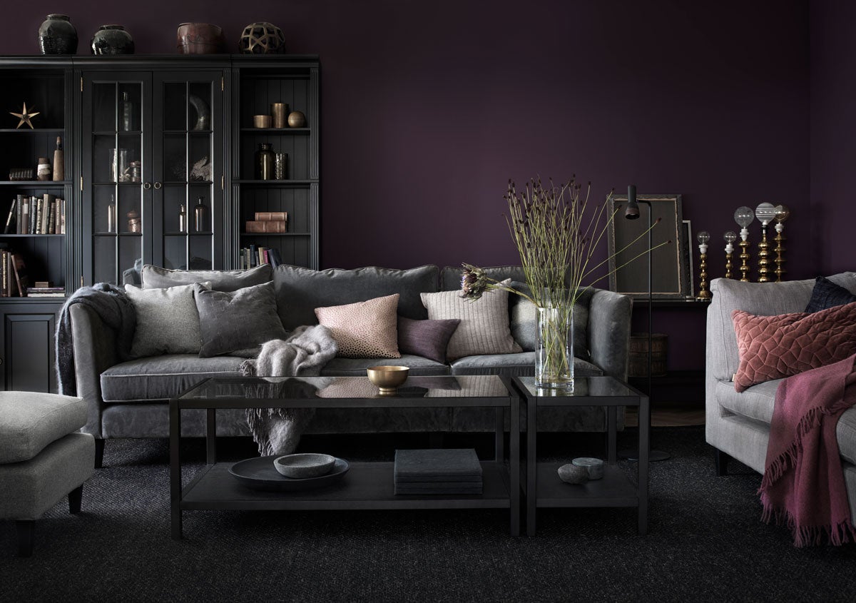 Carlton Soffa 3-sits, 2000 Soffbord och 2000 Lampbord i mörkt vardagsrum