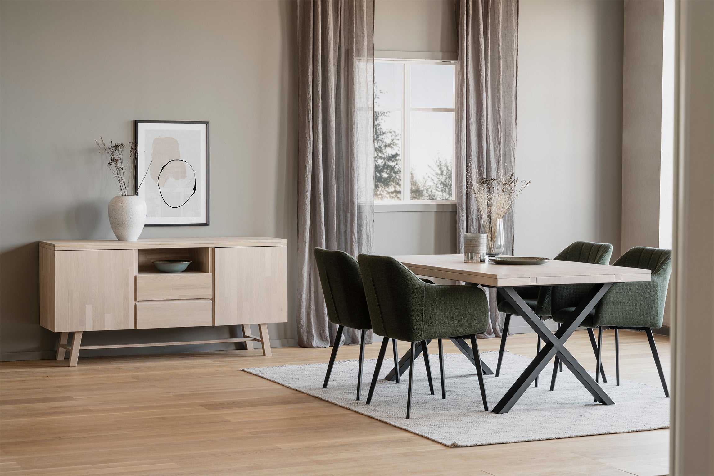 Brooklyn matbord X-ben, Vitpigmenterad 170 cm. Bolton stol. Brooklyn sideboard