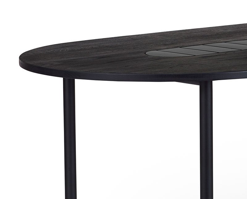 Detalj på Be My Guest Matbord i svart ek från Warm Nordic