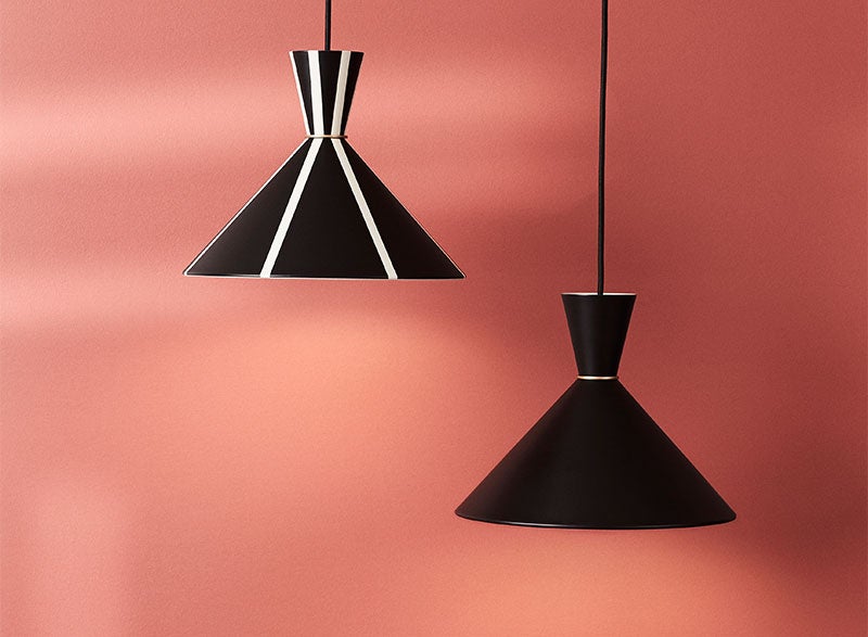 Bloom Pendel Black mot orange bakgrund