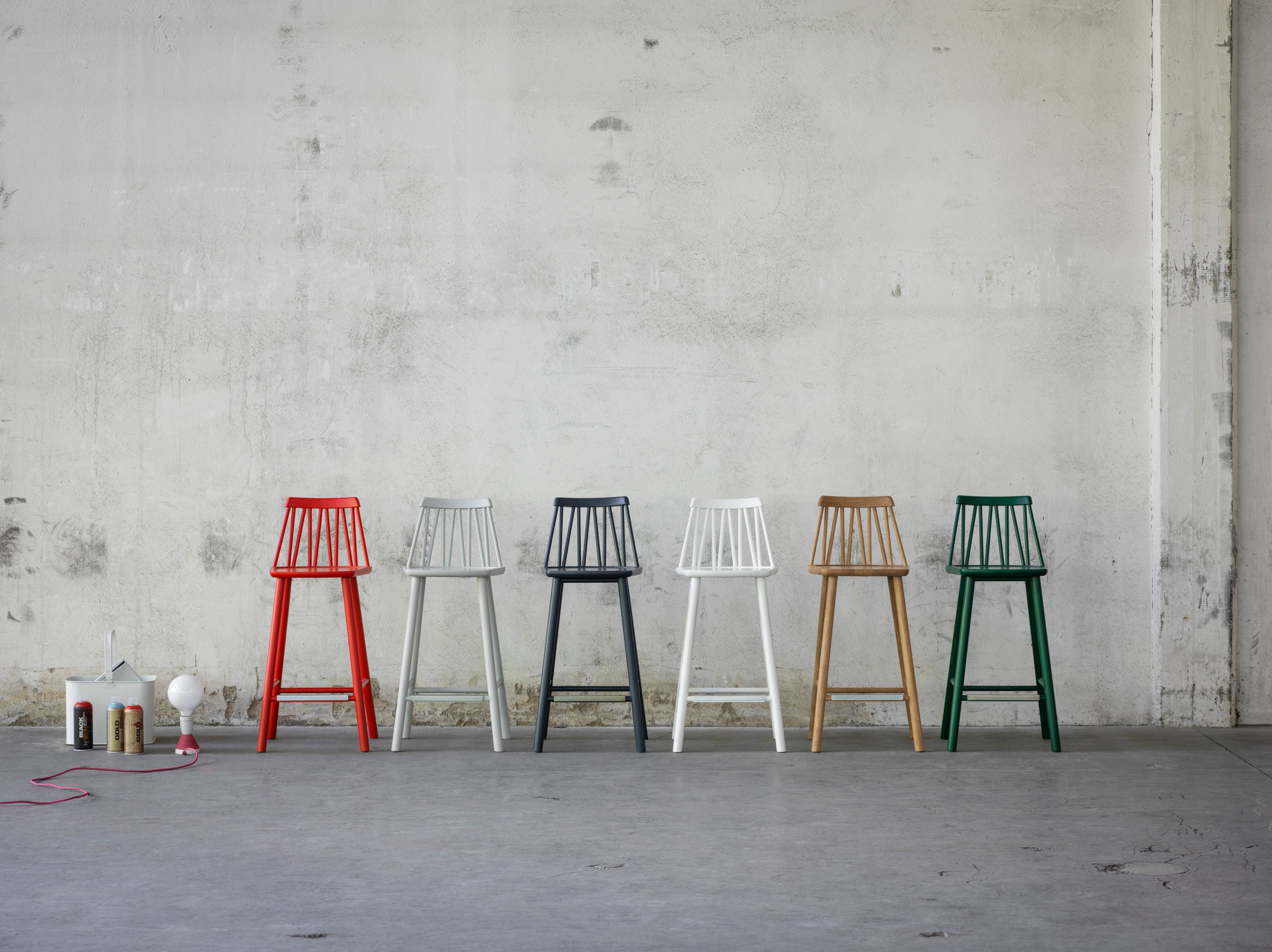 ZigZag Barstolar på rad i olika färger i industriell miljö