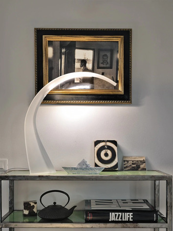Taj Bordslampa Vit på avlastningsbord under spegel med tjock ram