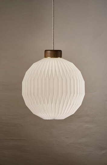 Le Klint 180 Pendel i rökt ek fritt hängande i rum