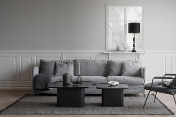 Sullivan Soffbord i olika storlekar framför grå soffa i vardagsrum