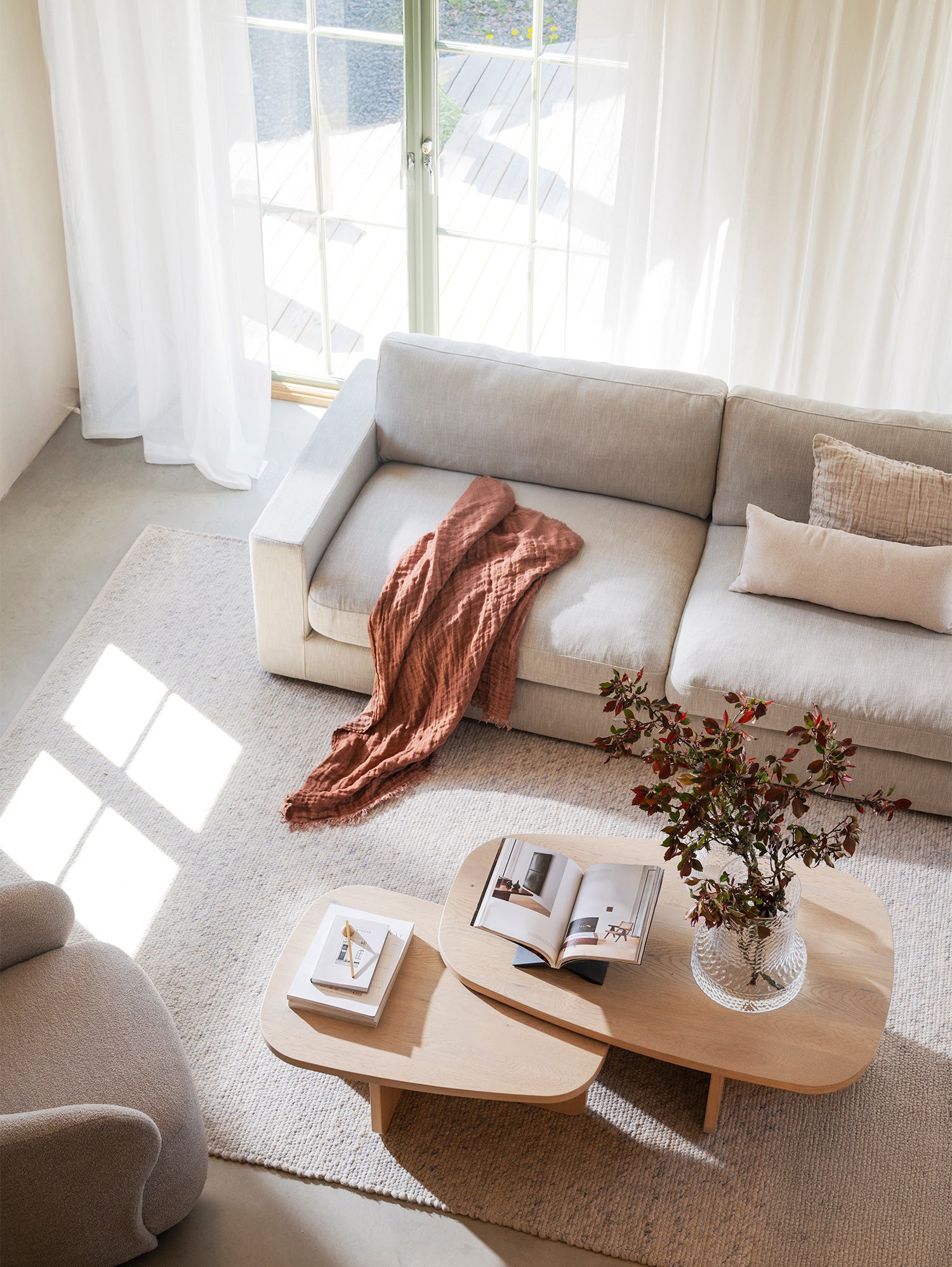 Langdon-sofa-Casual-36-Billings-coffee-table-Lifestyle-01