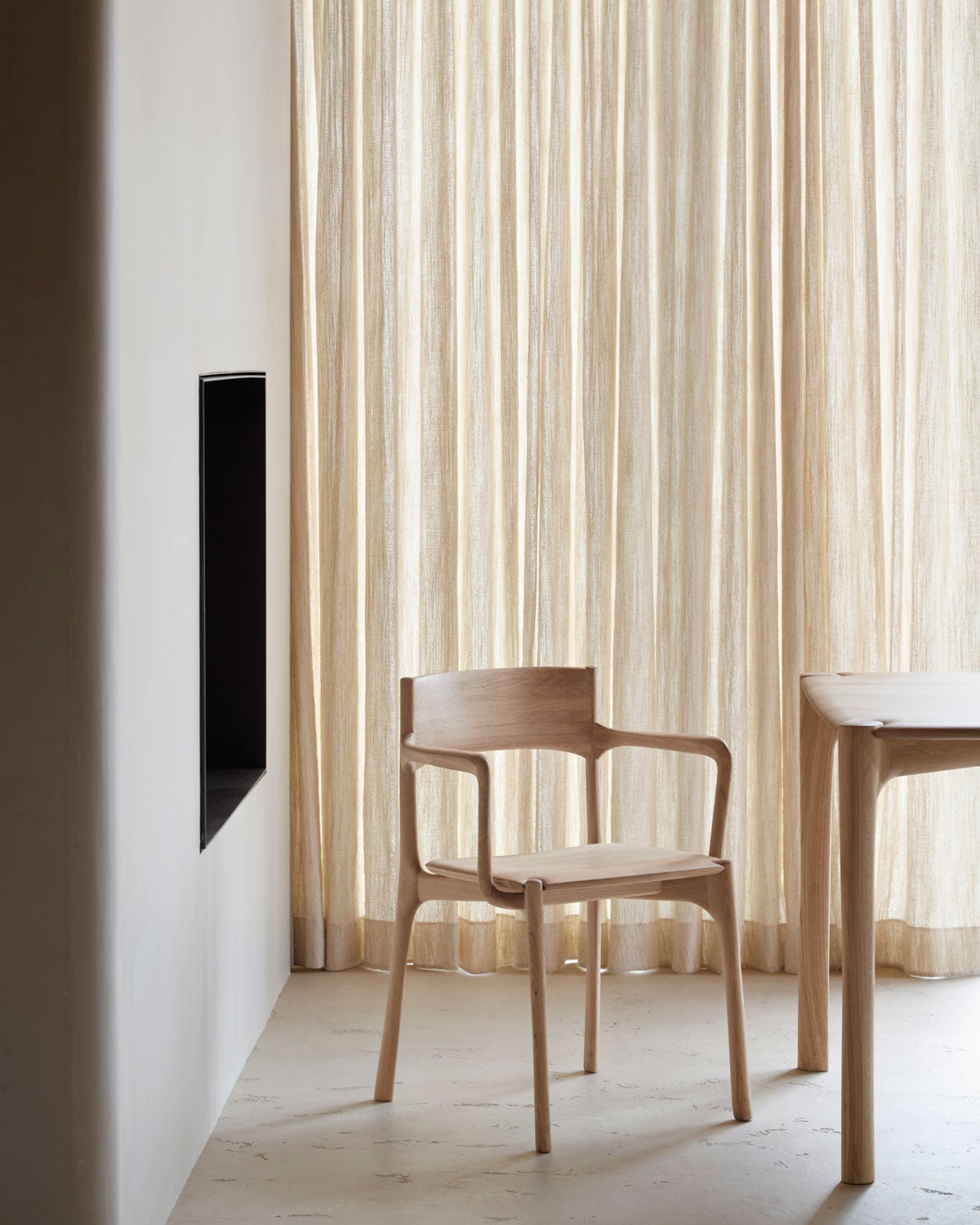 PI Karmstol i hårdvaxoljad ek som står vid änden av ett matbord