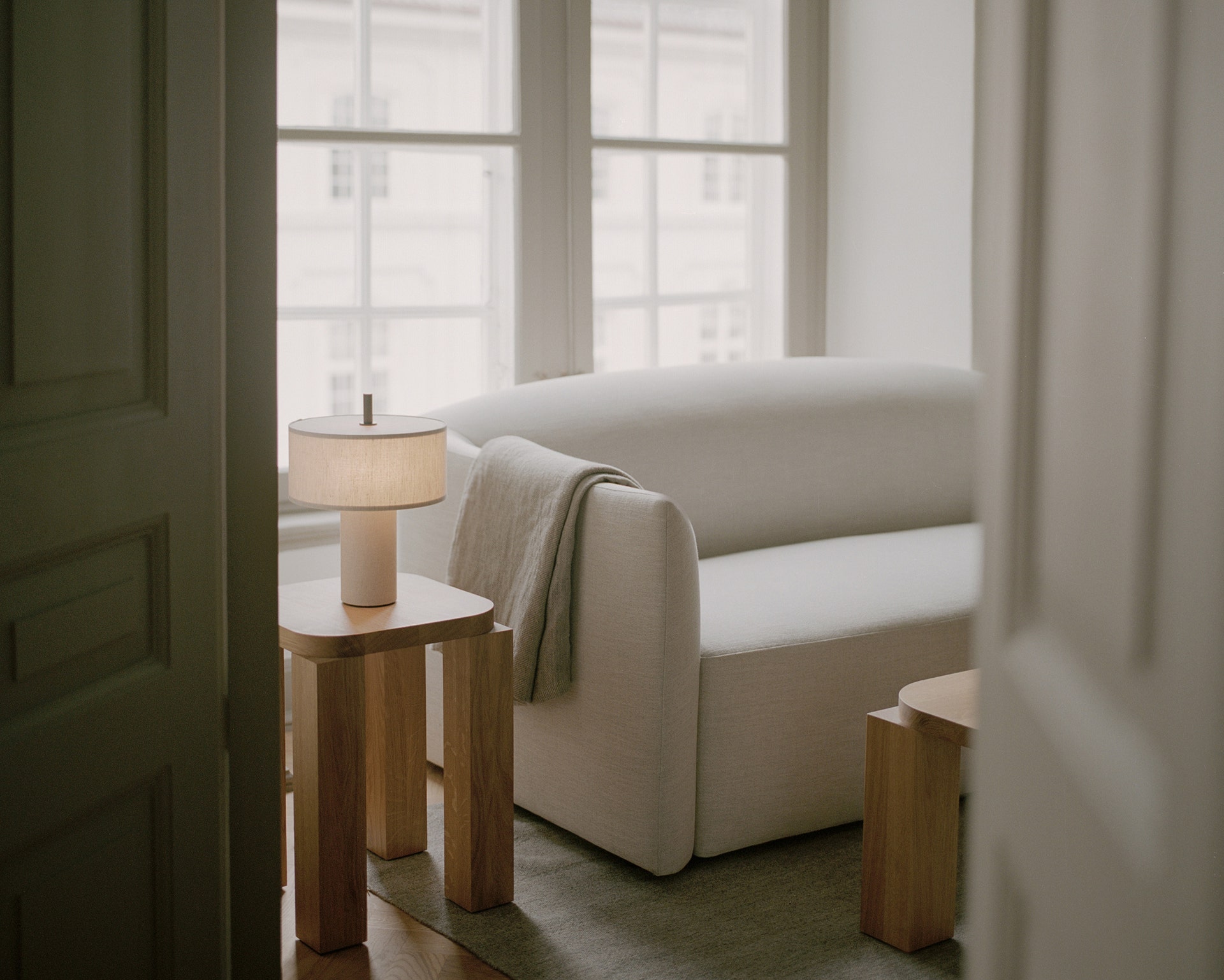 New-Works_Lifestyle_21360_Margin-Portable-Table-Lamp_Beige-Canvas.jpg New-Works_Lifestyle_21360_Margin-Portable-Table-Lamp_Beige-Canvas