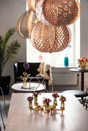 Knopp Lampa ovanför matbord dekorerat med Constella Ljusstake