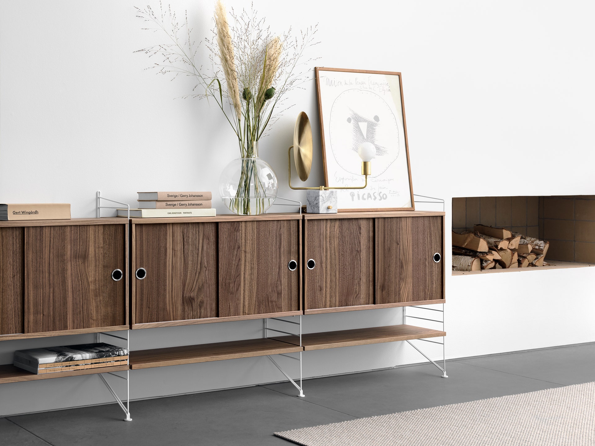 String-combination-low-white-walnut-livingroom.jpg Stringhylla sideboard med skjutdörrar - Designa efter egna önskemål. Denna modell valnöt/vit