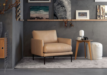Fåtöljen Ravel från Furninova klädd i ett ljust läder, stående i vardagsrumsmiljö. 