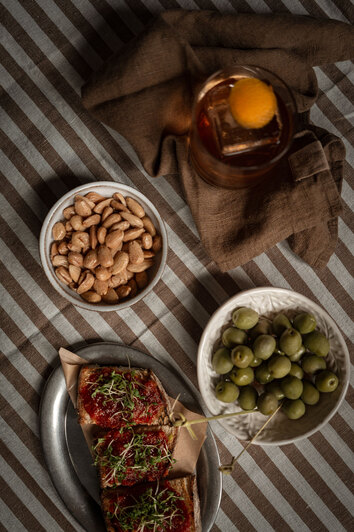 Misty Edge Bordsduk i färgen Almond dukat med tilltugg