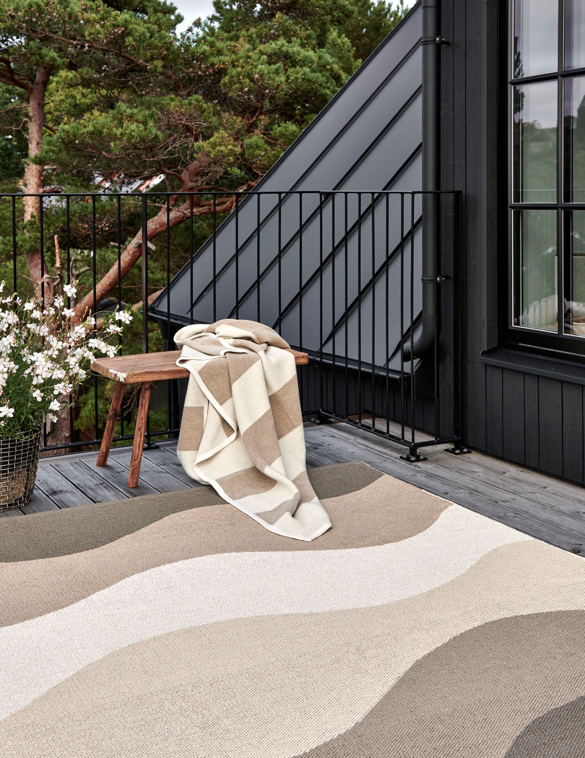 Urvi Matta i färgen Mud utomhus på terrass