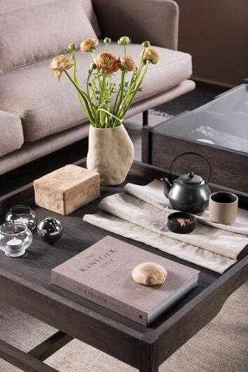 Optic Soffbord Rektangulärt dekorerat med en vas, böcker, porslin och ljuslyktor