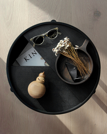 Arc Soffbord Svartmålad Ask med dekorativa detaljer