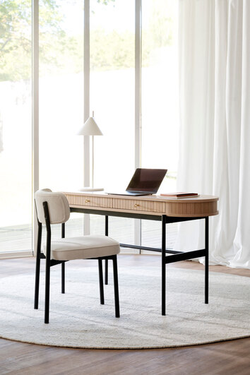 Haddington Avlastningsbord med dator och skrivbordsstol på rund matta