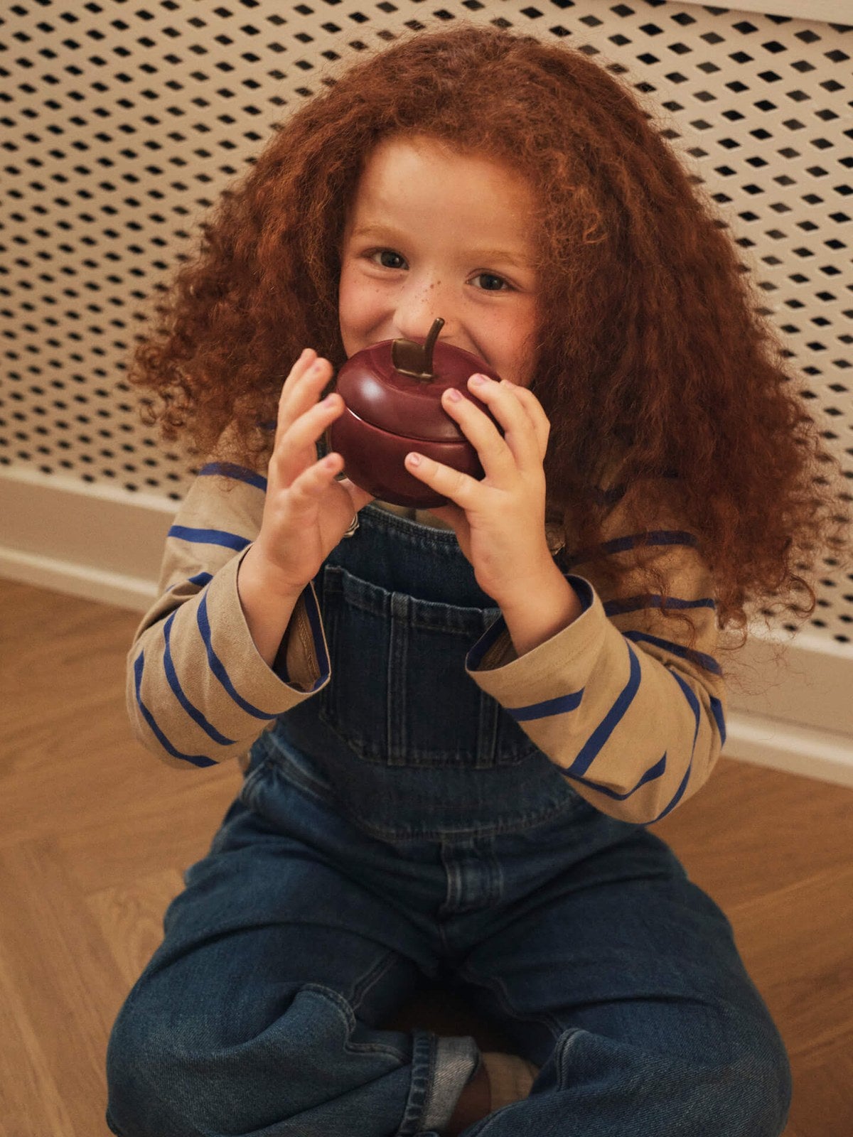 Ferm-Living-Apple-Forvaringsburk-Deep-Red-miljo-1