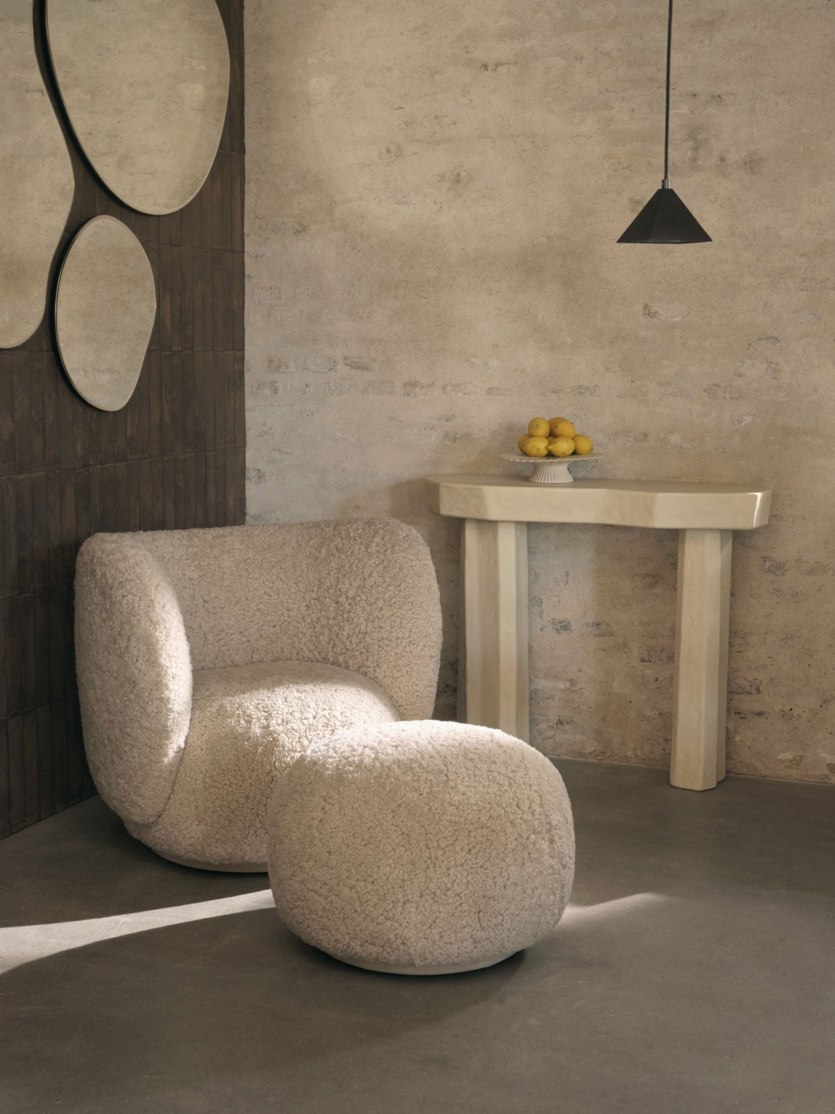 Rico Puff och Rico Lounge Chair i fårskinnet Moonlight i vardagsrum