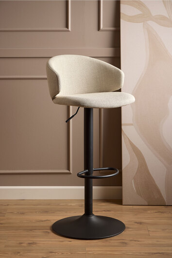 Actona Ella barstol i Basel på trägolv och beige vägg bakom