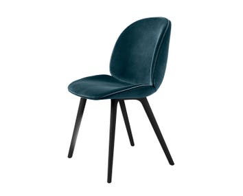 Beetle stol, ben i svart plast, helklädd i tyg Velvet Dandy Steel Blue