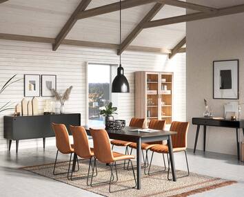 CASØ 500 Matbord i en ljus matsal med liggande väggpanel och med högt i tak och mörka takbjälkar.