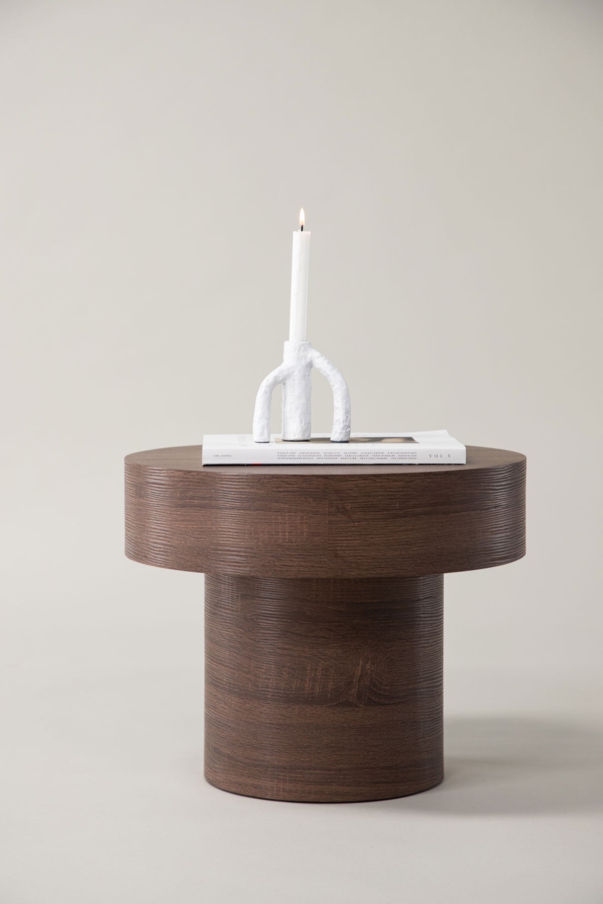 Malung Sidobord med dekorativ bok och ljusstake med brinnande ljus