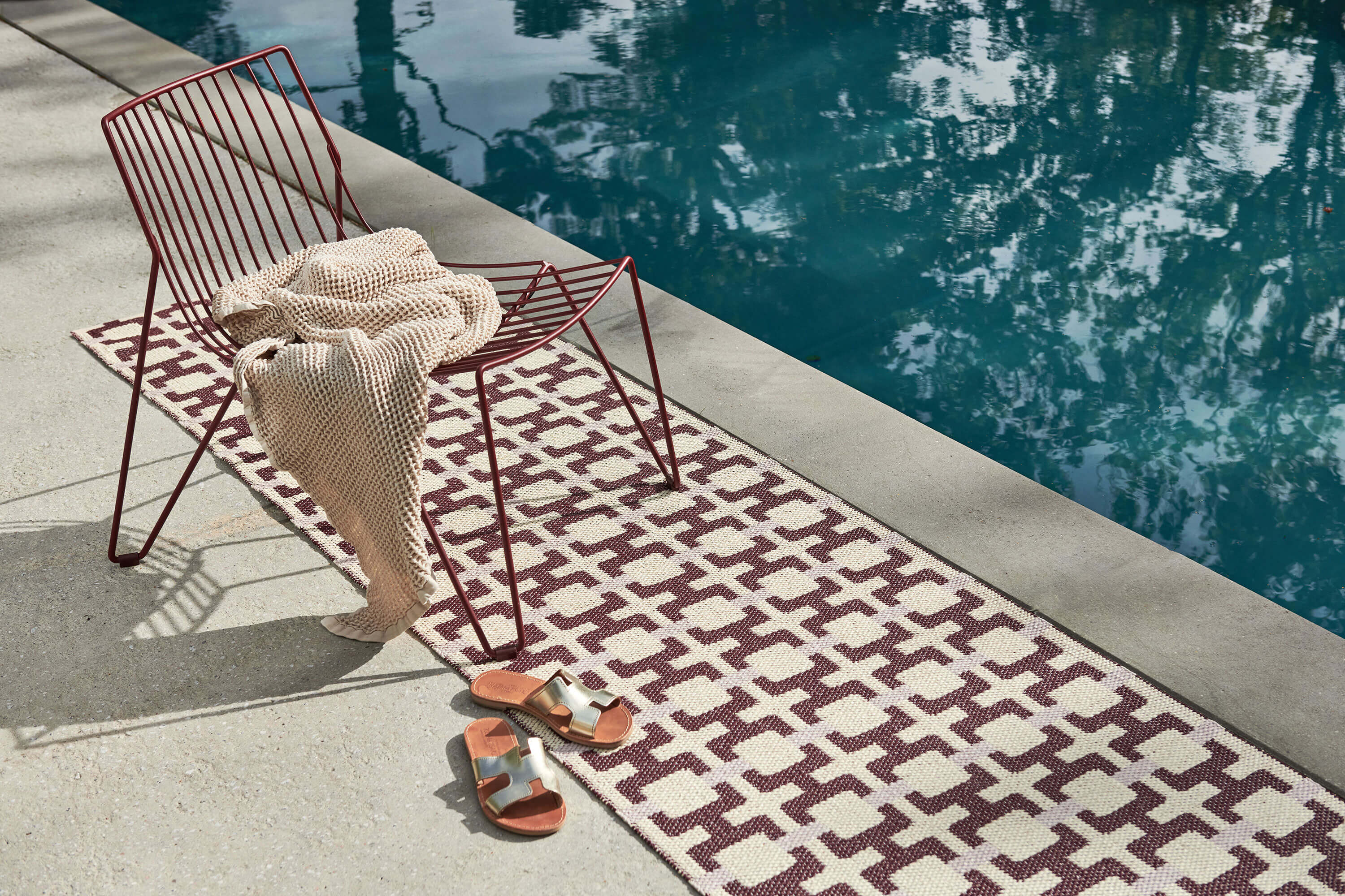 Pappelina-Tom-Rug-Burgundy-Lifestyle