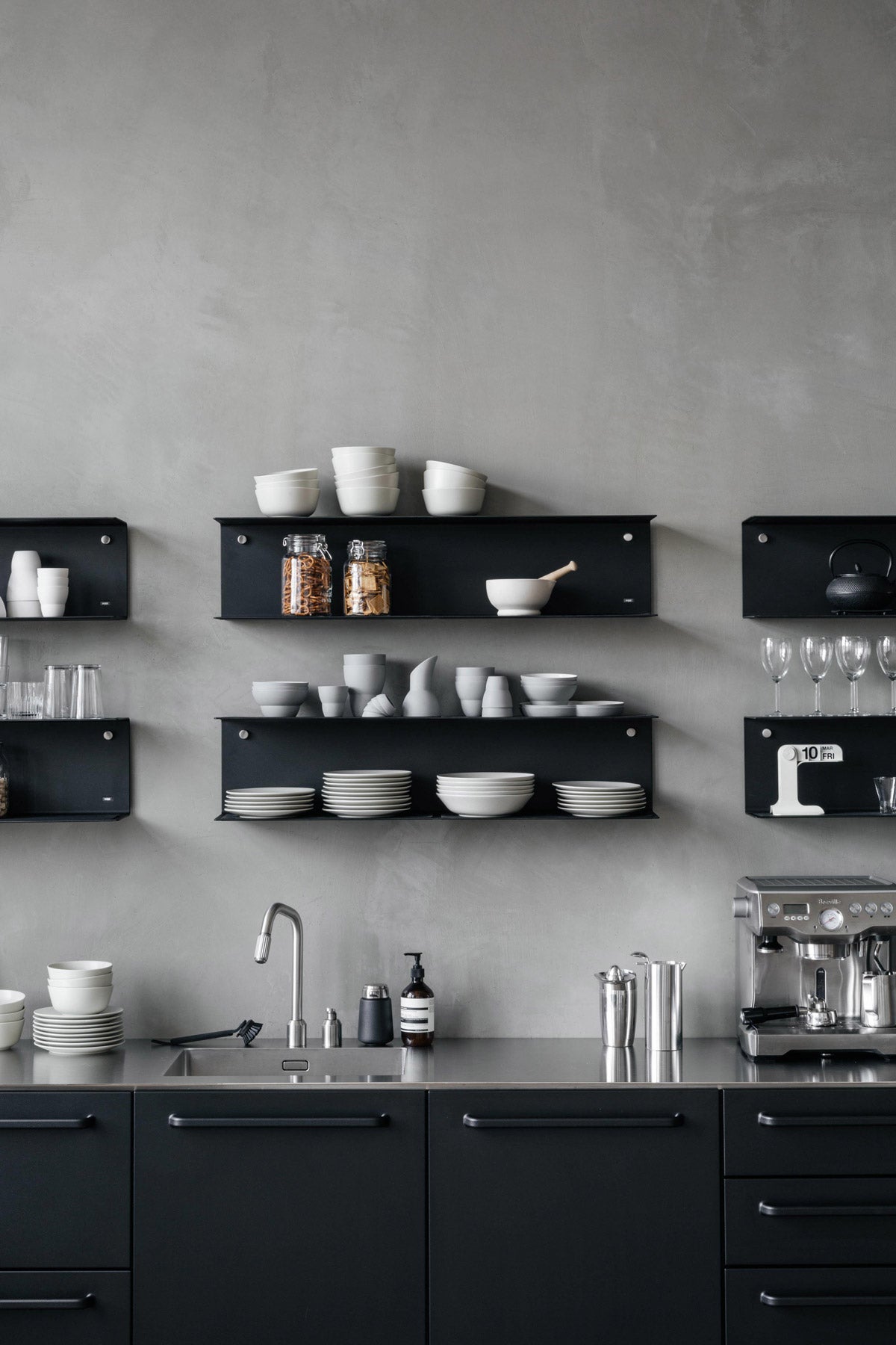 Vipp 922 Vägghylla | Large | Svart i ett modernt kök med öppna hyllor.
