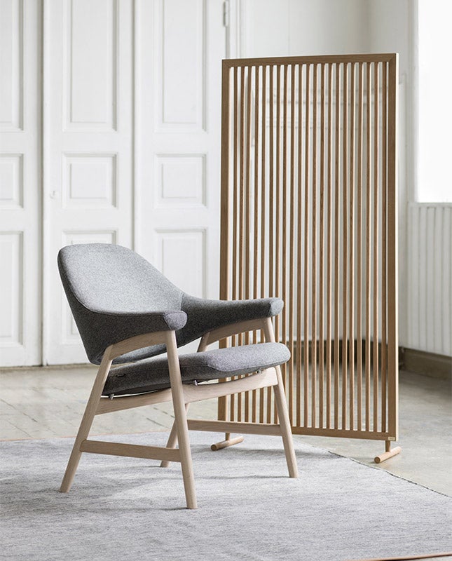 Fåtöljen Bris klädd i Firenze Antrazite, med stomme i vitoljad ek