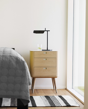 AK 2410 Sängbord bredvid bäddad säng