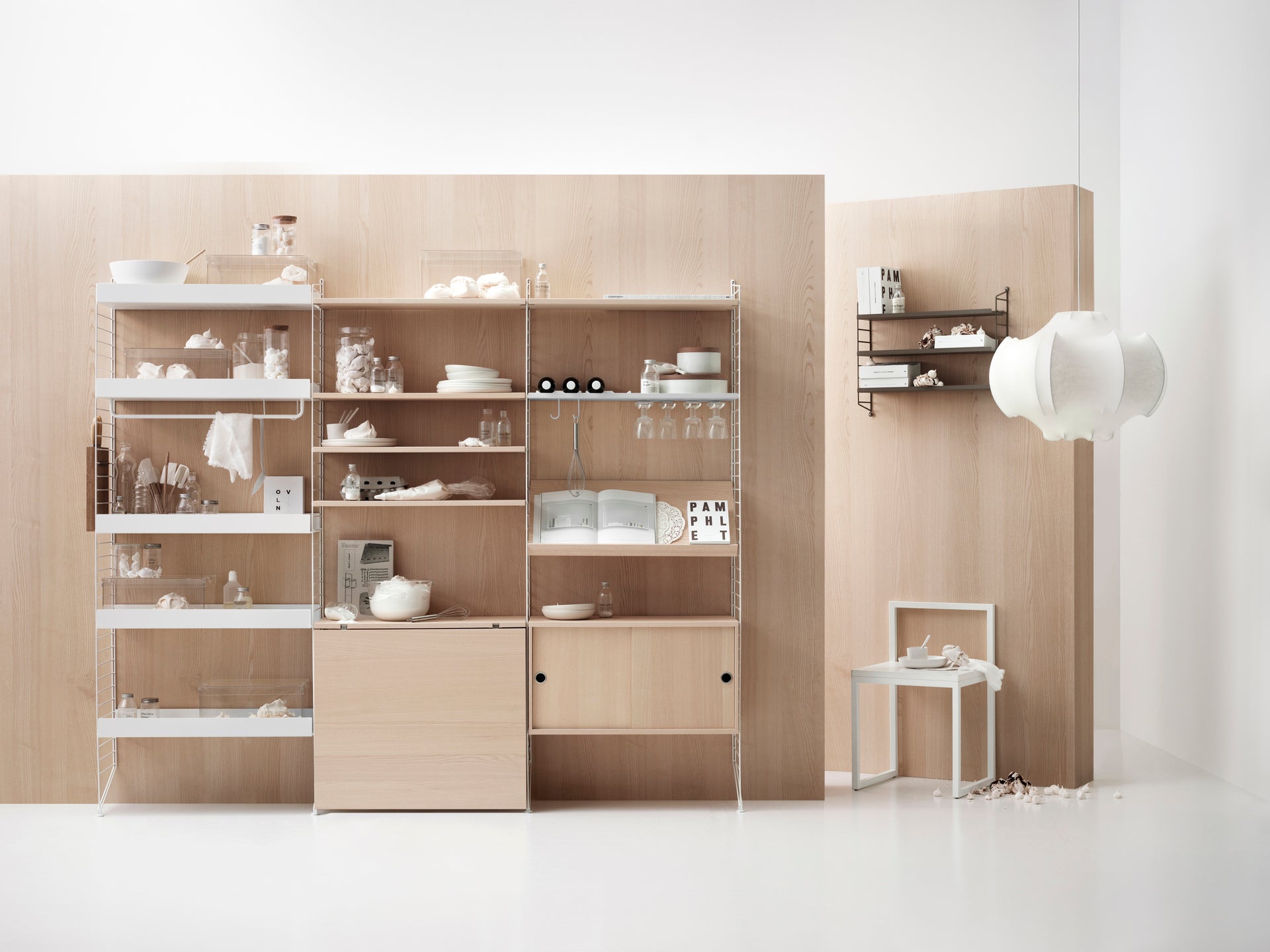 inspiration-string-system-kitchen-white-ash-2_landscape_xxlarge.jpg Inspiration String system kök, ask/vit