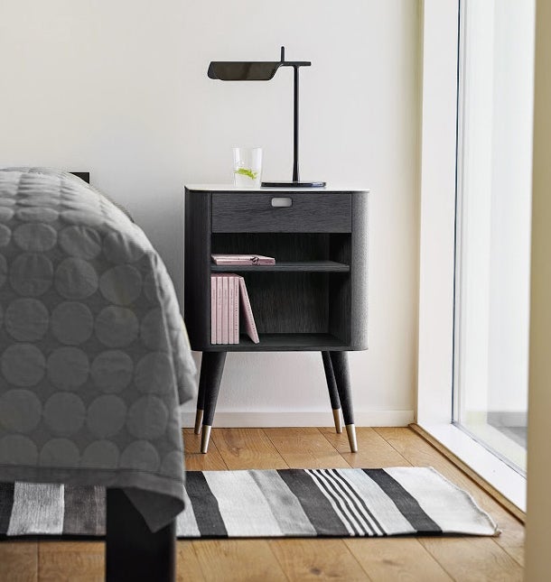 AK 2405 Sängbord Pointben med sänglampa och vattenglas intill säng