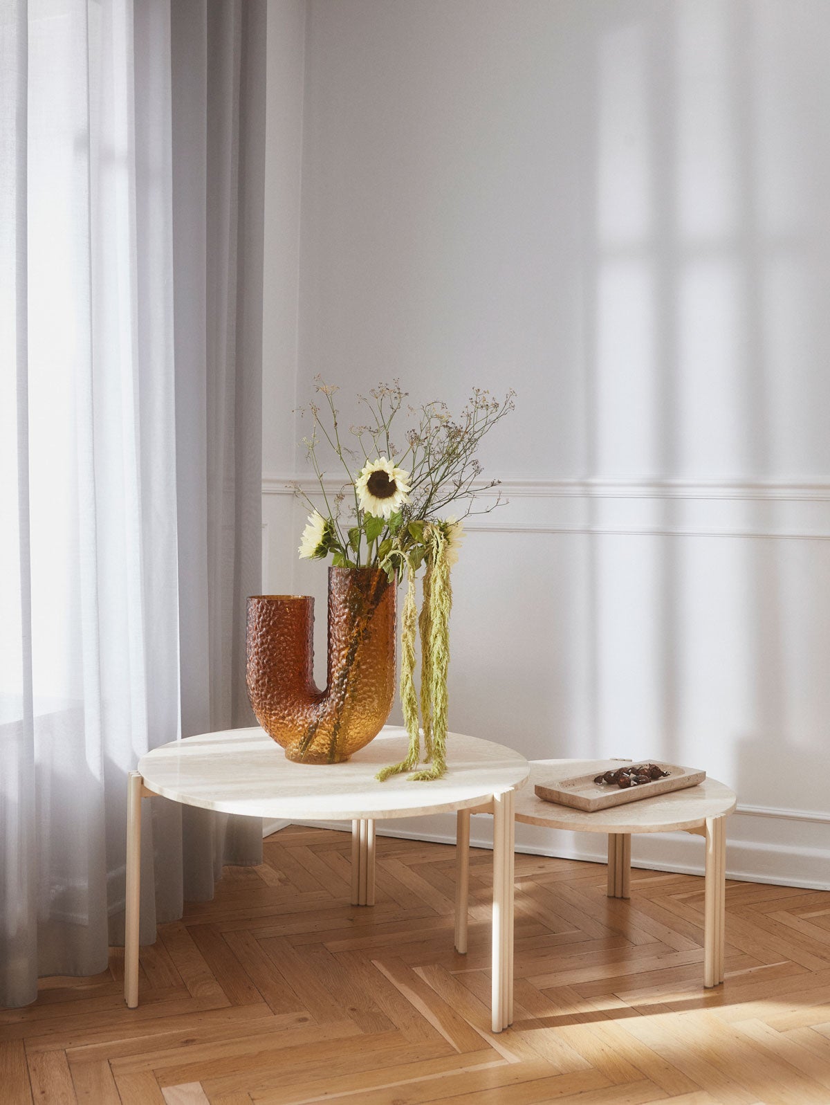 Tribus Soffbord Ø60 | Sand/Travertin