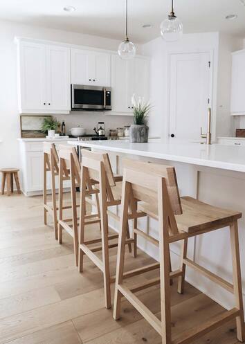 N3 Barpall från Ethnicraft vid bardisk i köksmiljö