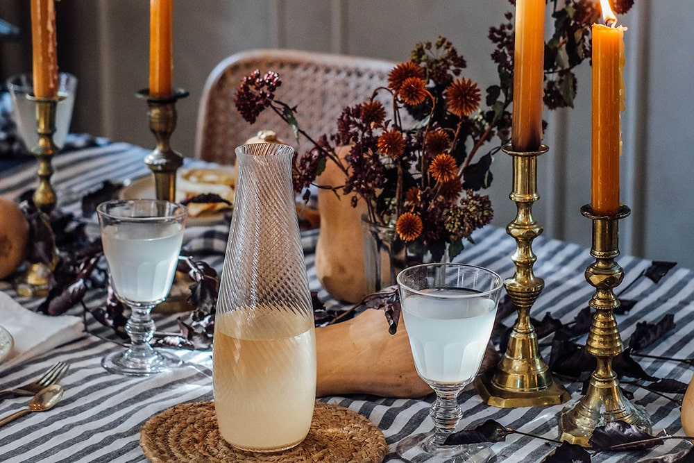 Misty-Edge-Bordsduk-Dark-Grey-Lifestyle.jpg Misty-Edge-Bordsduk-Dark-Grey-Lifestyle