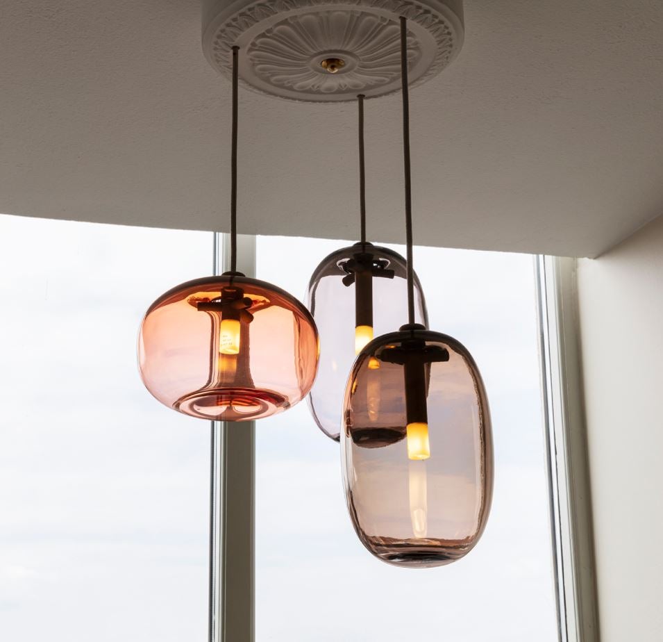 Pebble Taklampa i glas från Örsjö Belysning.