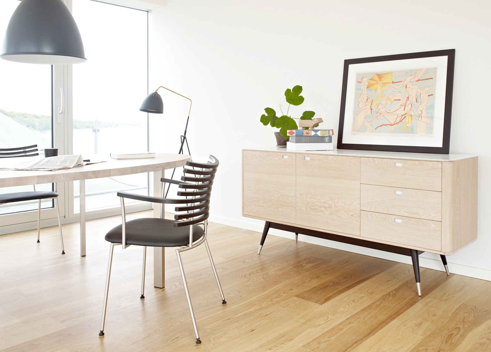 AK 2630 Skänk med en tavla, en krukväxt och böcker