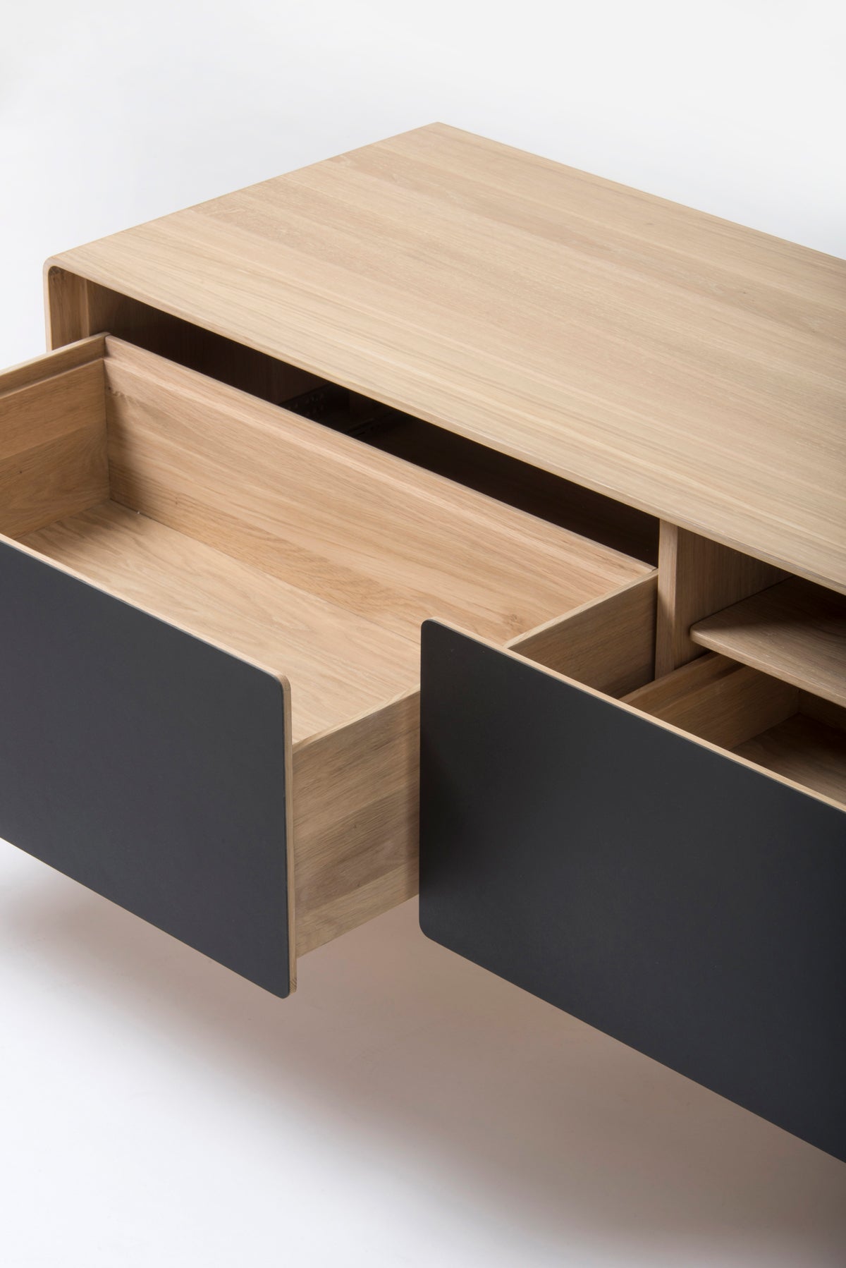 Fina lowboard 200, Nero detaljbild på öppna lådor. 