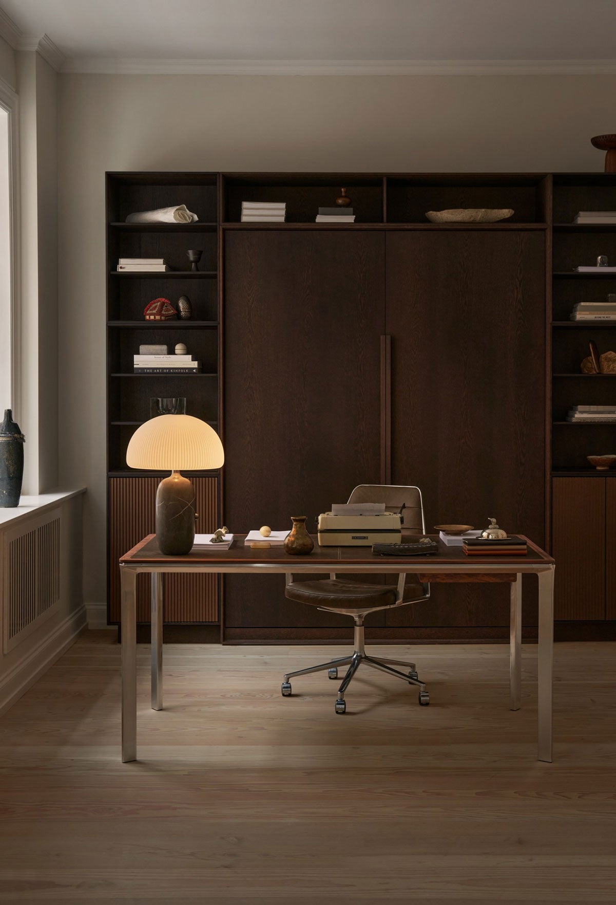Vipp-432-Work-Desk-Dark-Oak-Bosco-Leather-Lifestyle