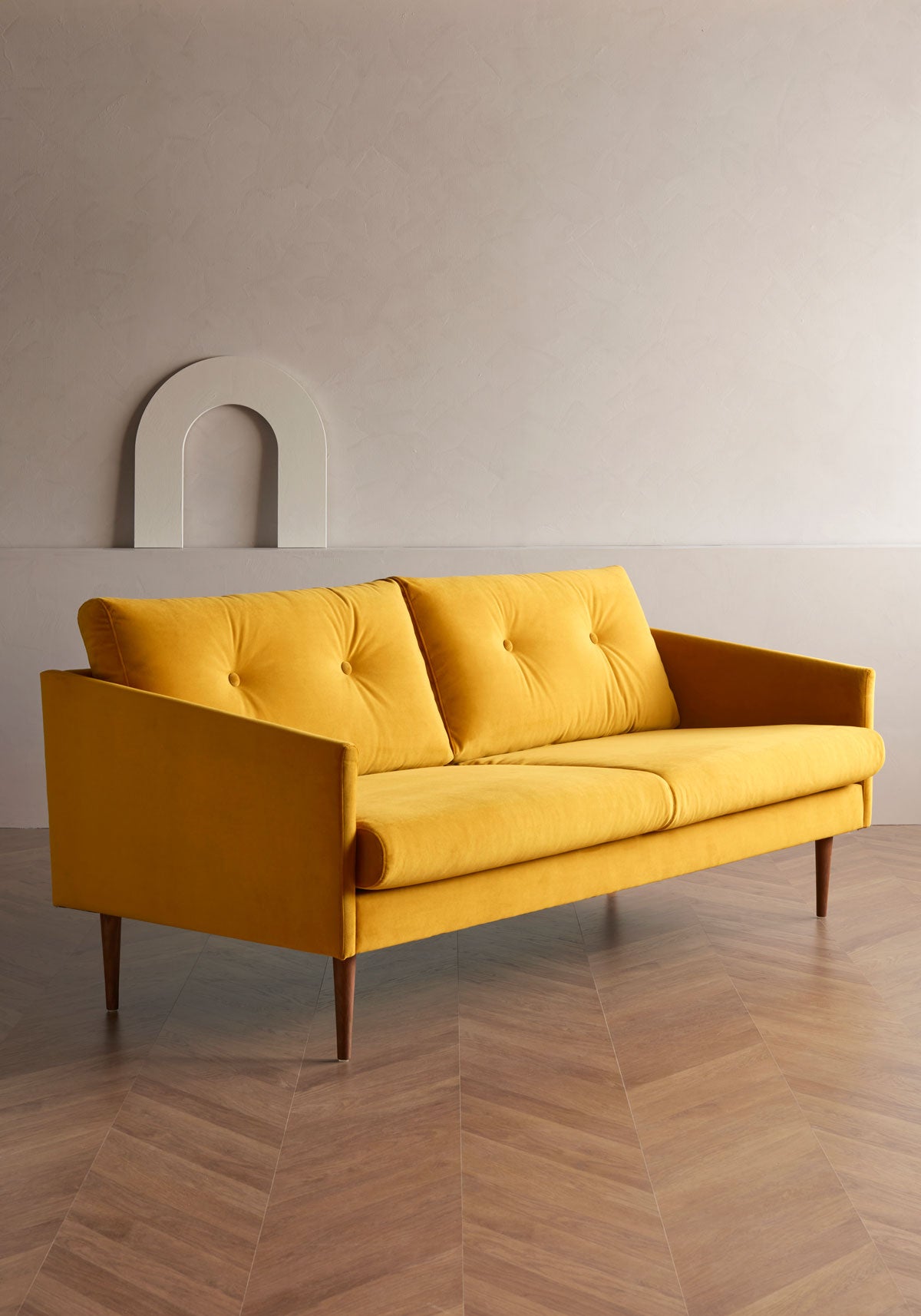 Miljöbild på Assens i 3-sitsig modell, klädd i tyget Velvet 602 Ocre