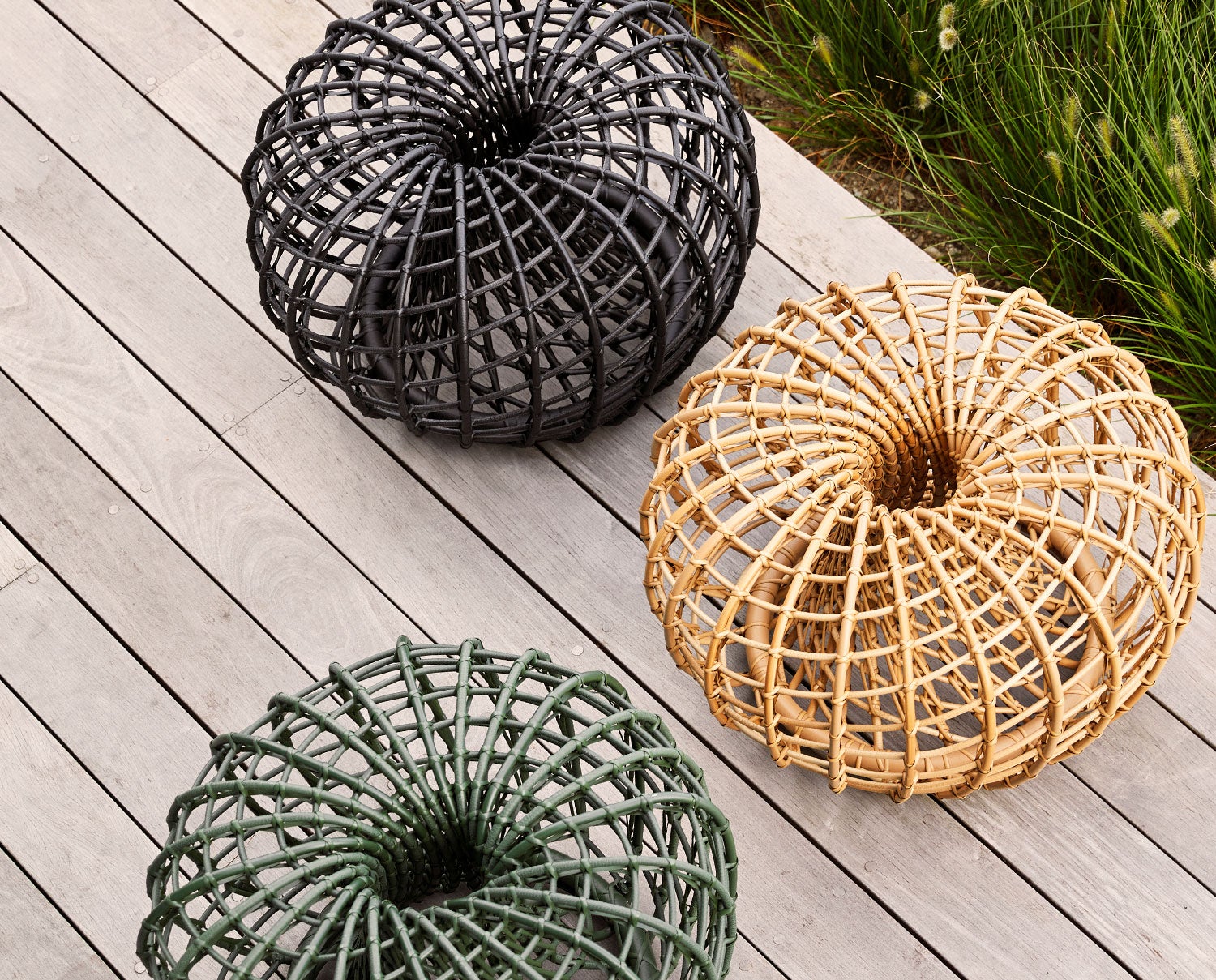 Nest Soffbord i olika färger på trädäck