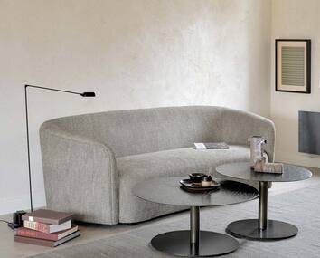 Ellipse Soffa 3-sits i färgen Ash med två runda sidobord i svart färg
