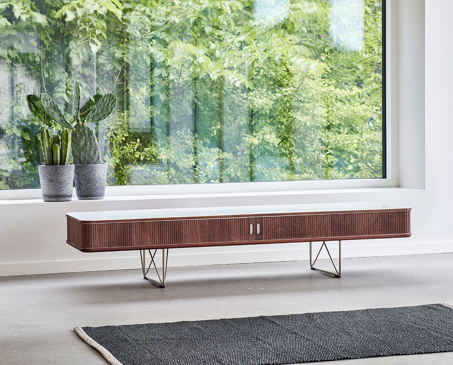 AK 2721 tv bänk från Naver. Dansk design ikon tillverkad i massivt trä och med toppskiva i Corian