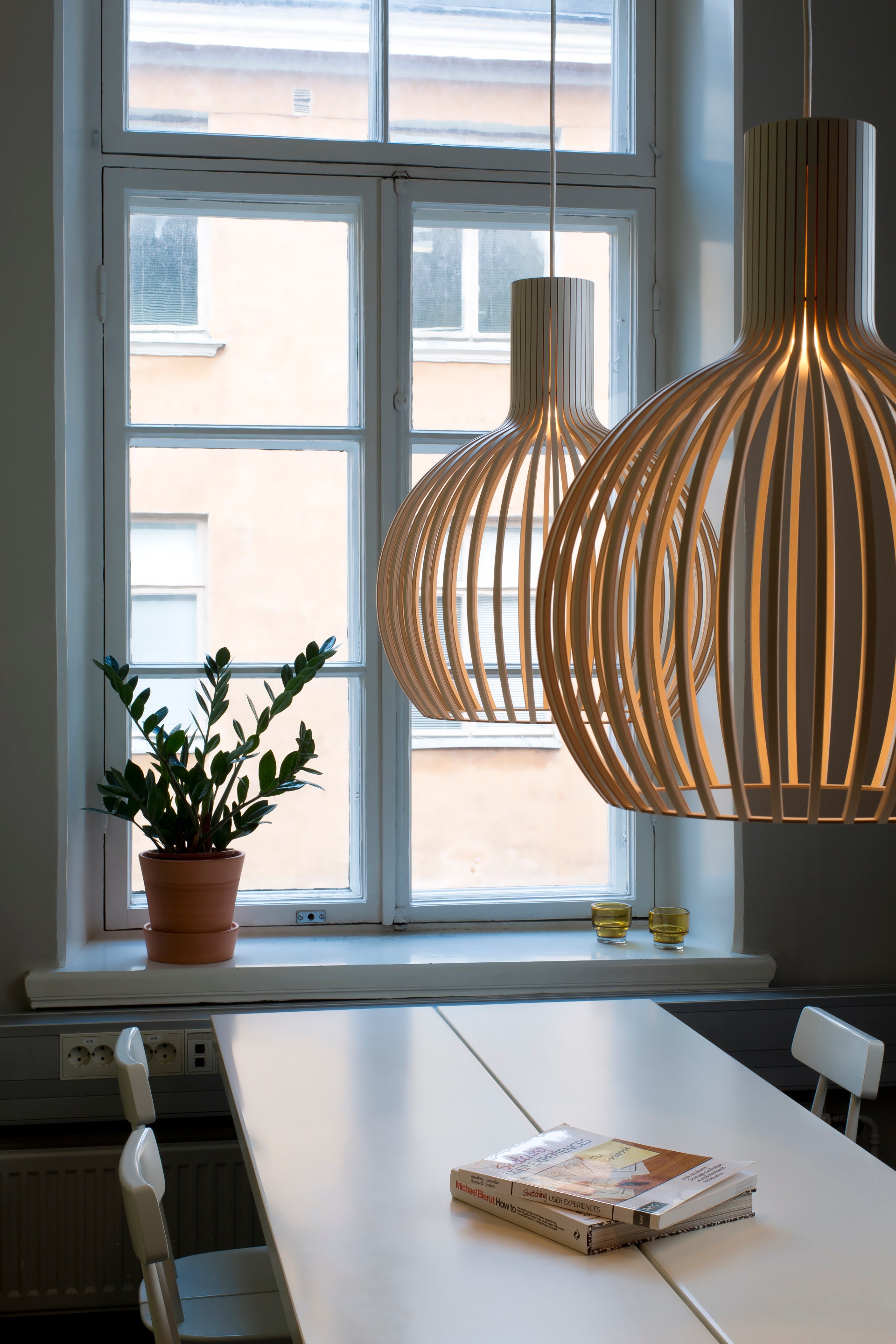 Secto_Design_Octo_Small_4241_agency2.jpg Octo Taklampa i storlek Small, hängandes i köksmiljö