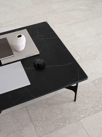 Floema Soffbord i svart marmor med dekorativa detaljer