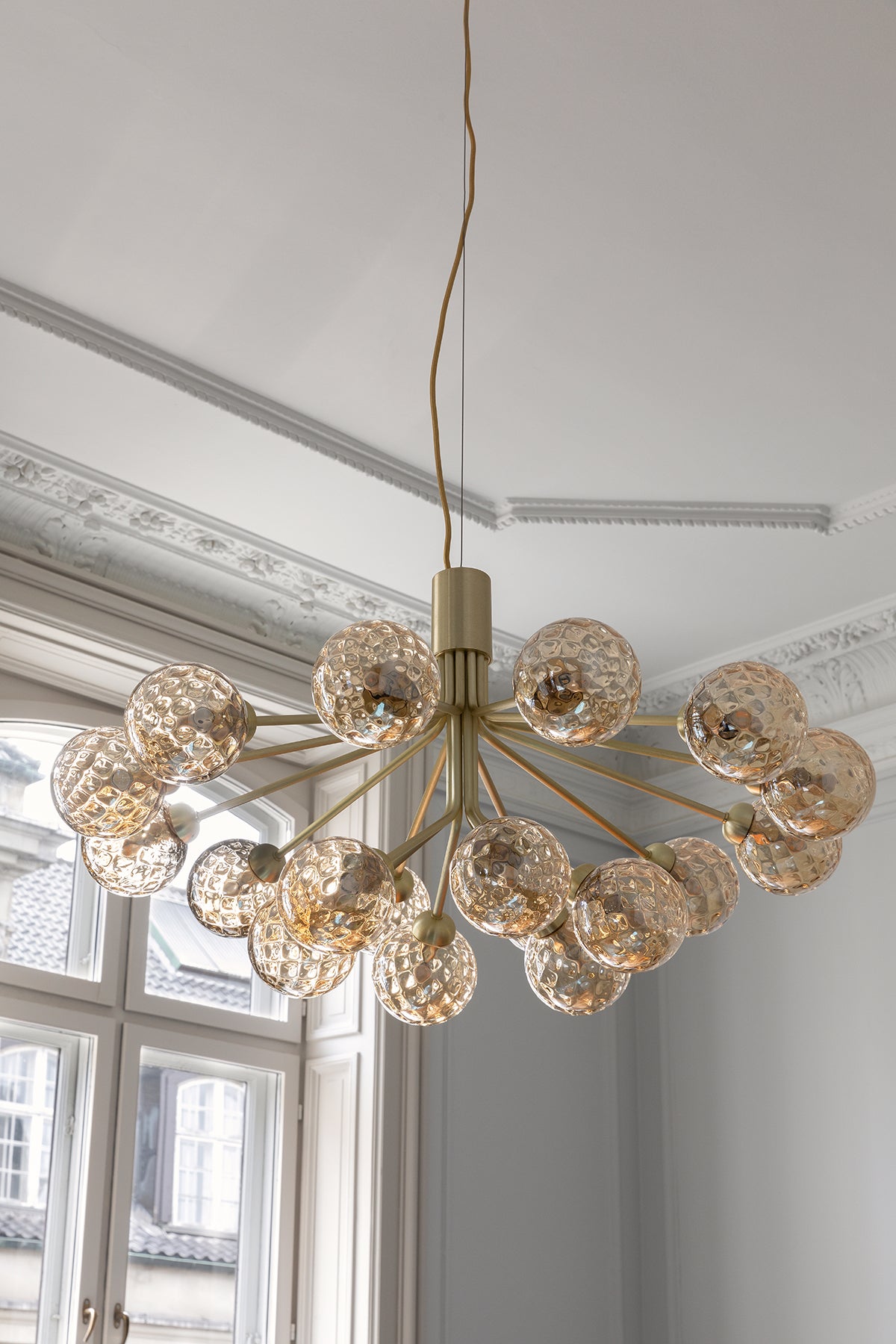 Nuura-Apiales-18-Brushed-Brass-Otic-Gold-Lifestyle