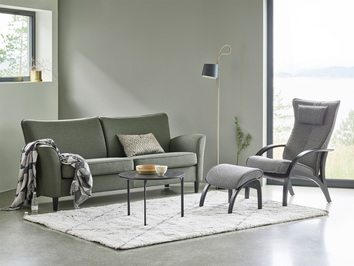 3 sits - 2 plymåer. Armstöd Fia A. Tyg Mia Forest. Fåtölj Delta Adventure Taffie Antrazite