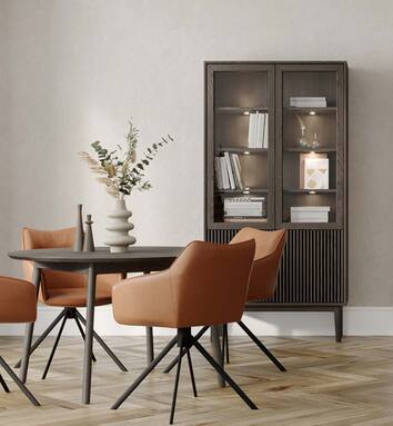 Broholm Vitrin Rökt Oljad Ek bakom runt matbord med matstolar i läder