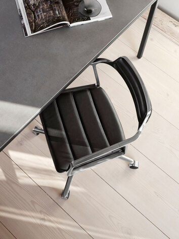 Vipp 452 Swivel Chair med hjul i polerat aluminium och svart läder vid skrivbord
