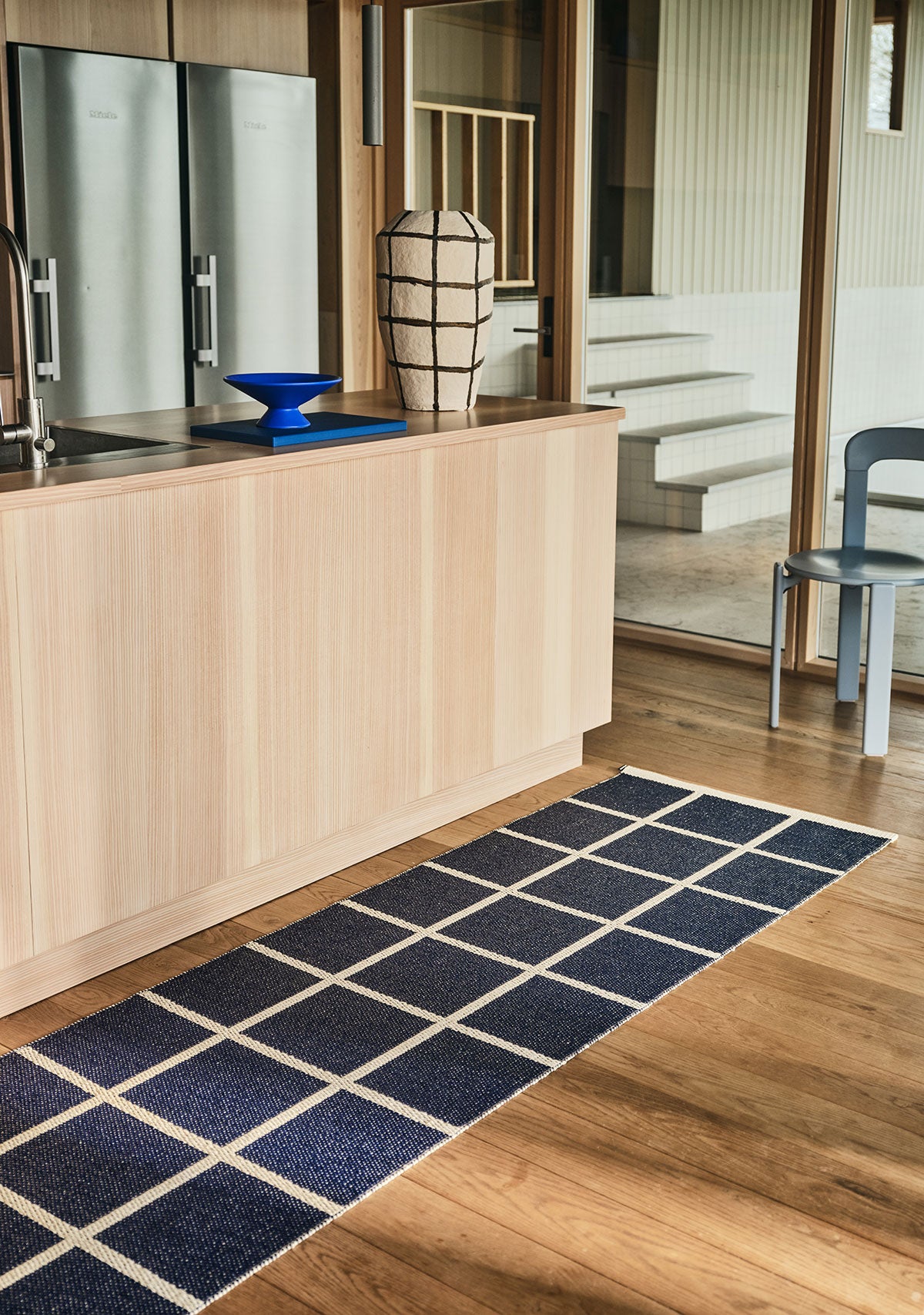 Criss Gångmatta i färgen Dark Blue i kök